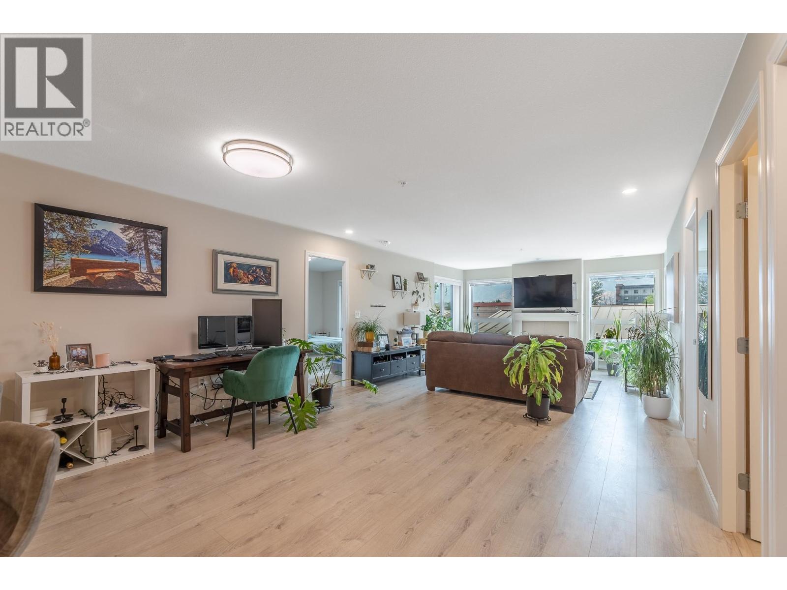 #304 3346 SKAHA LAKE Road - 31