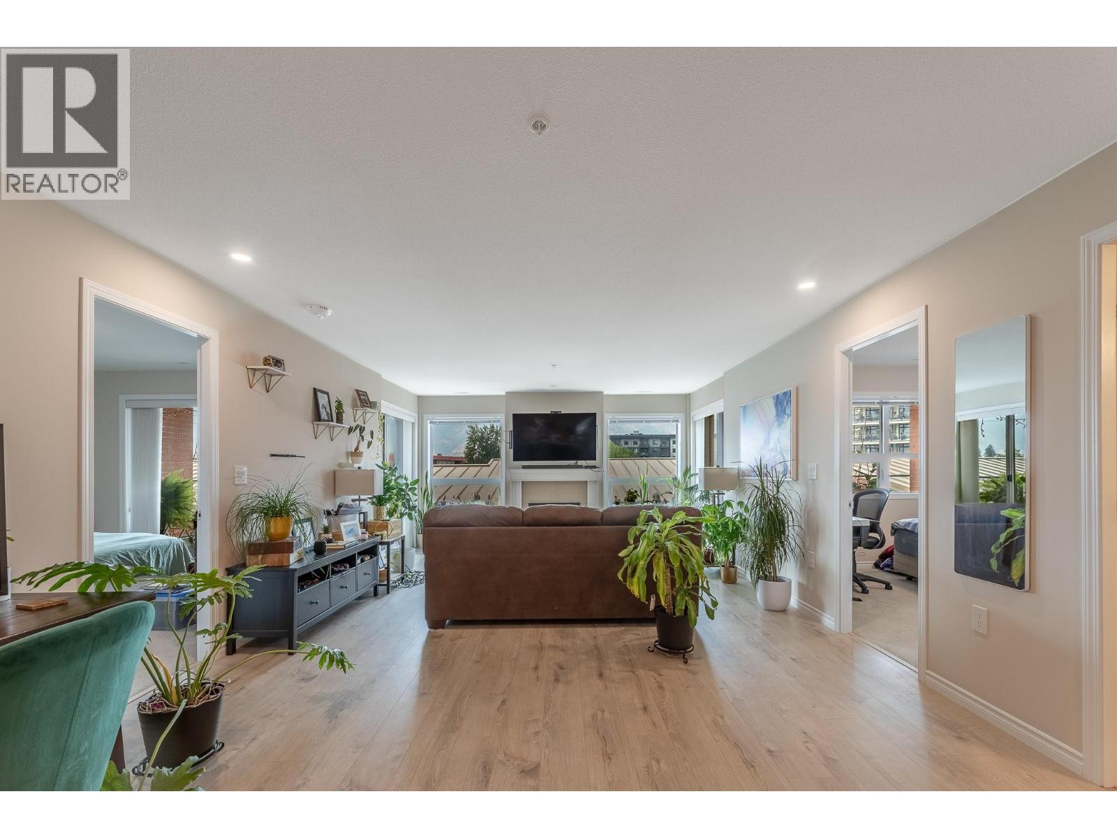 #304 3346 SKAHA LAKE Road - 6