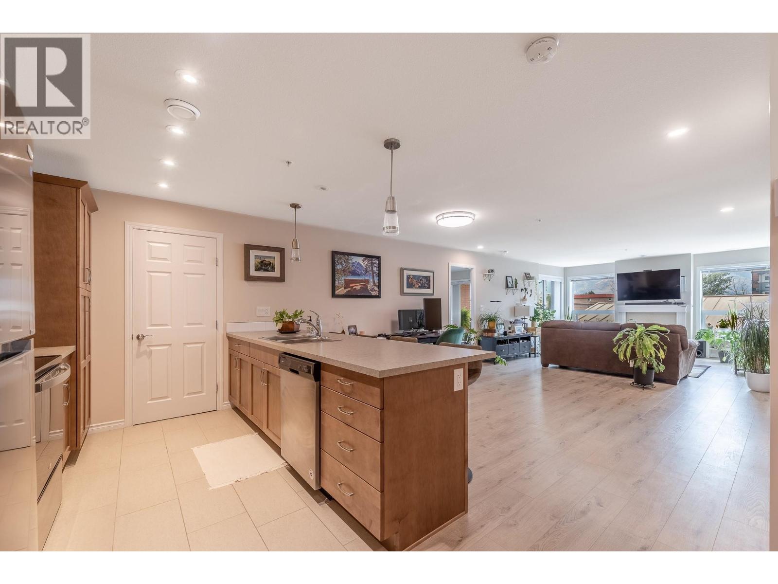 #304 3346 SKAHA LAKE Road - 10