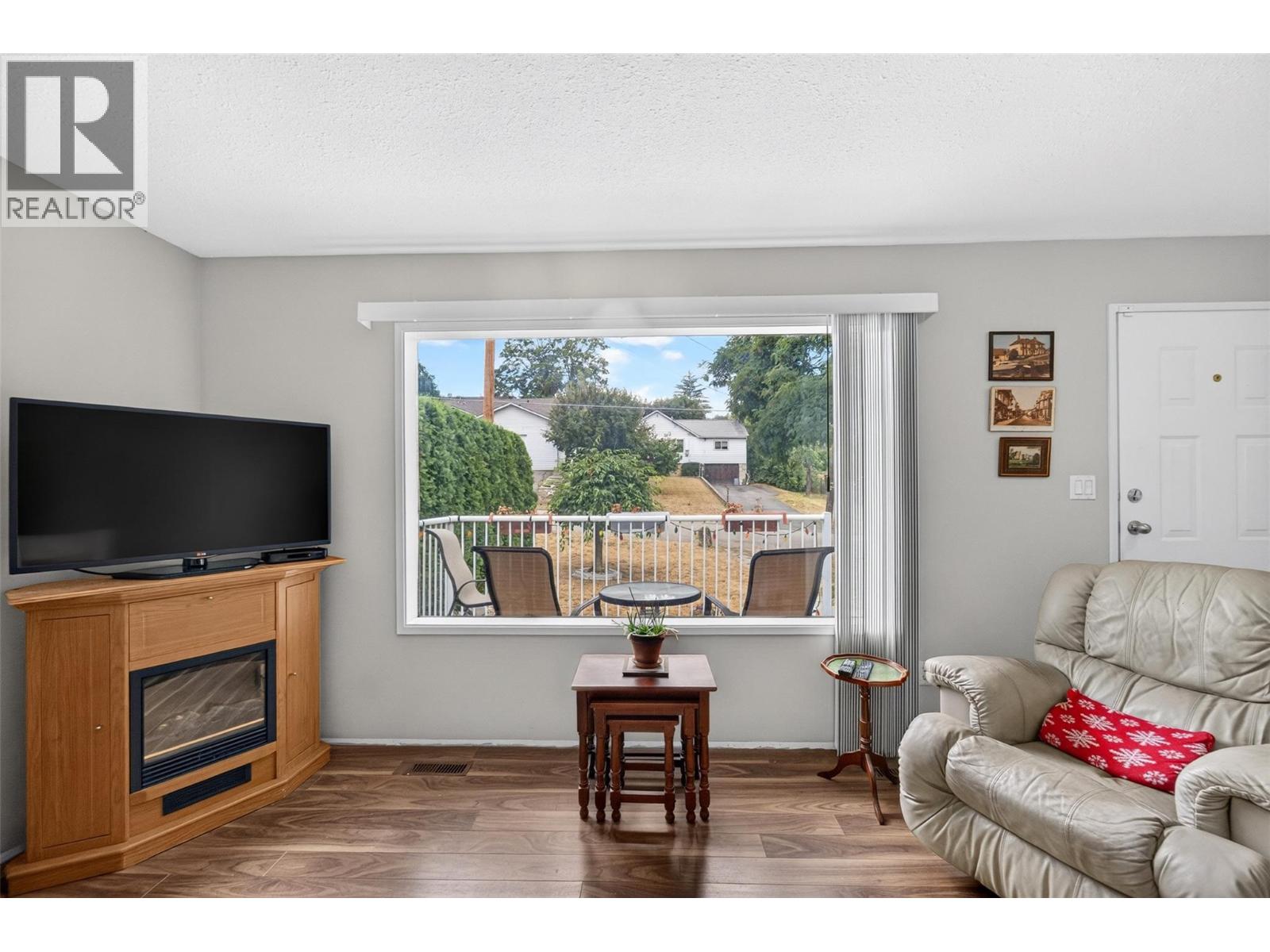 341 2 Street SE - 10