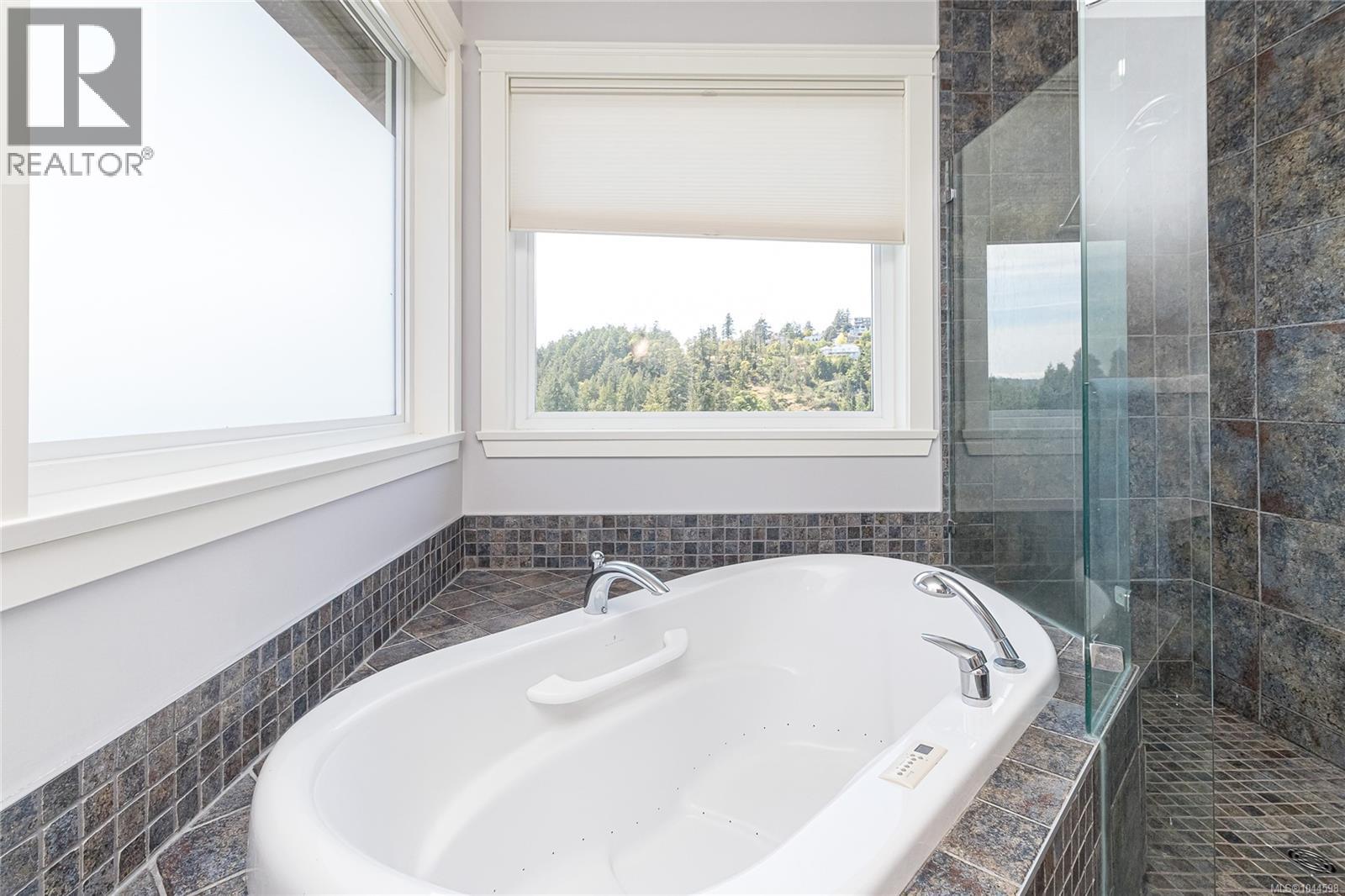 3438 Mary Anne Cres - 19