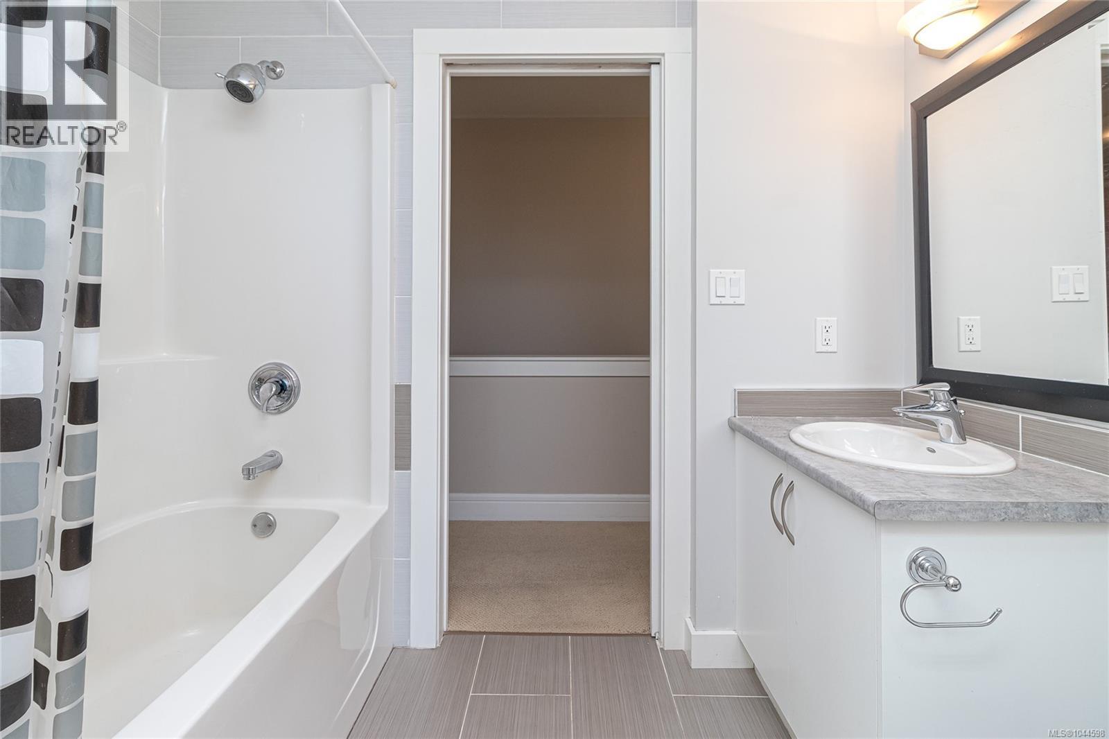 3438 Mary Anne Cres - 36