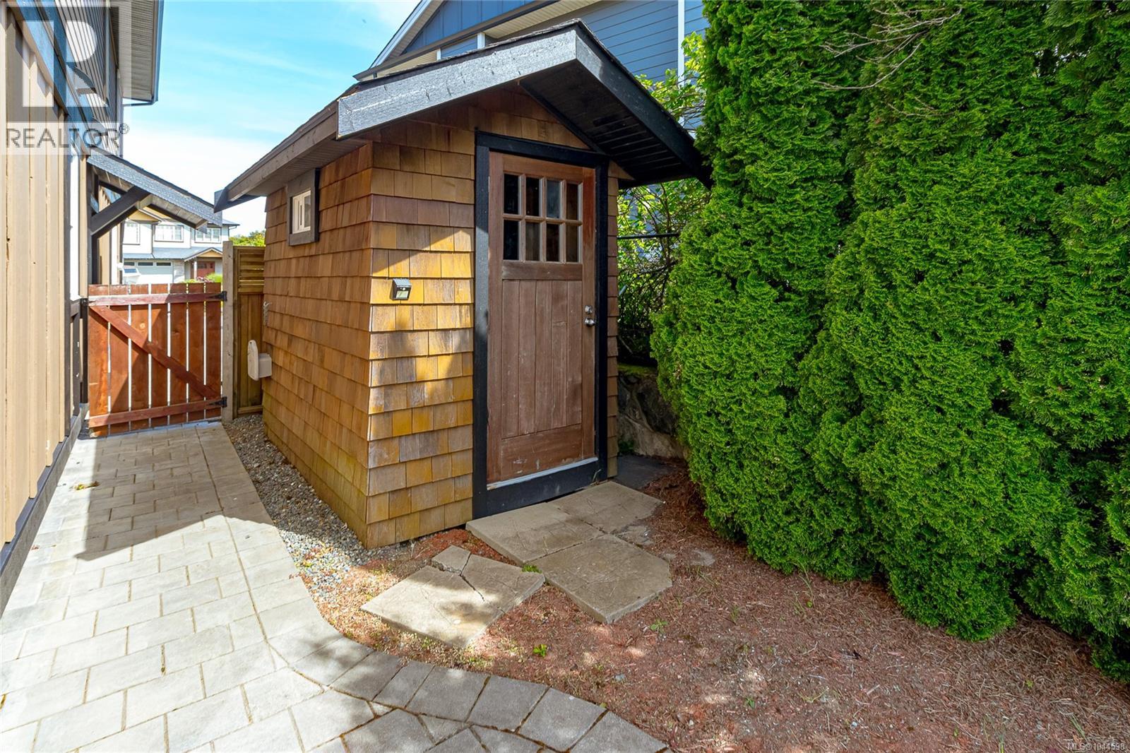 3438 Mary Anne Cres - 43