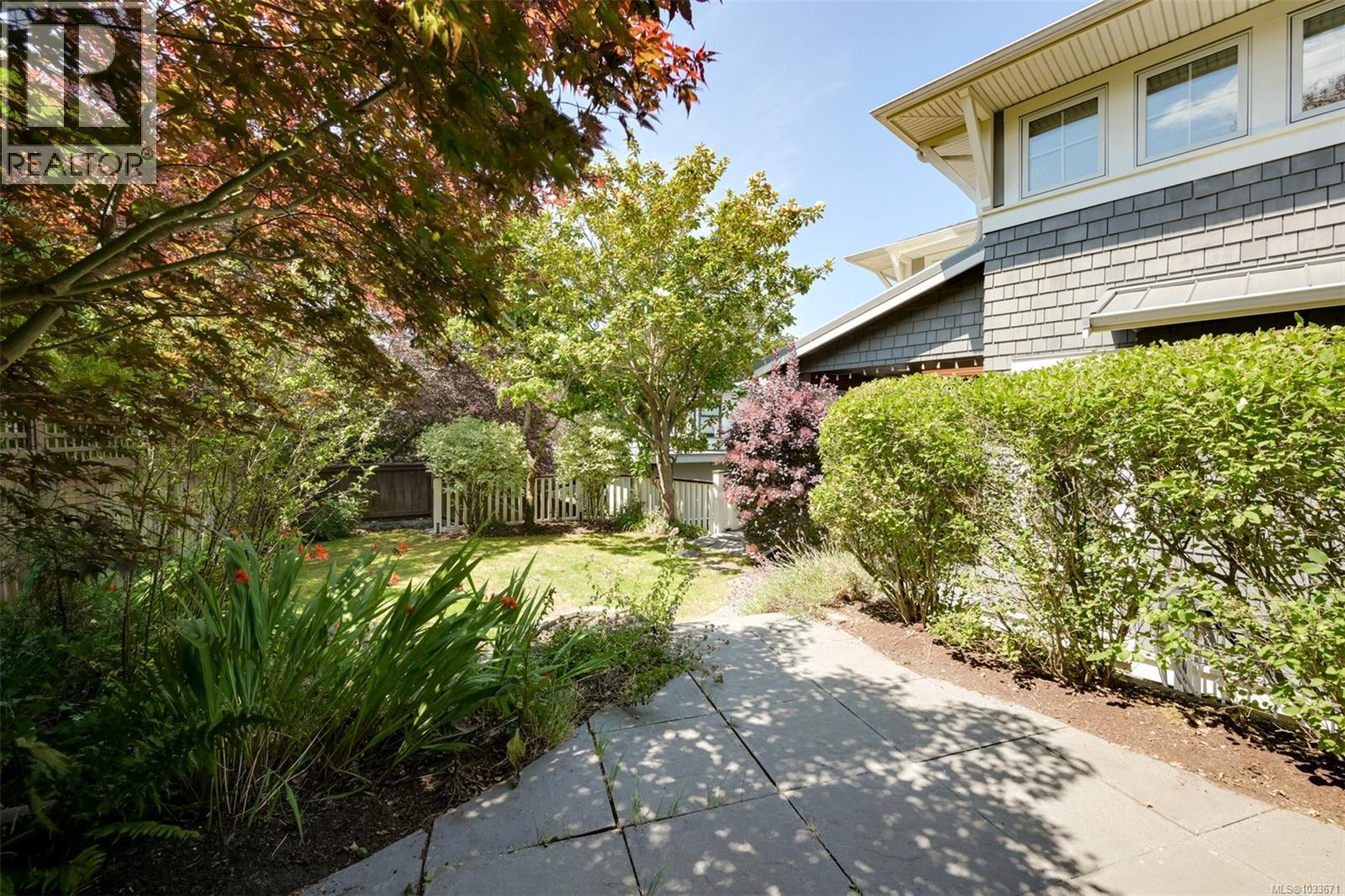 12 Briar Pl - 68