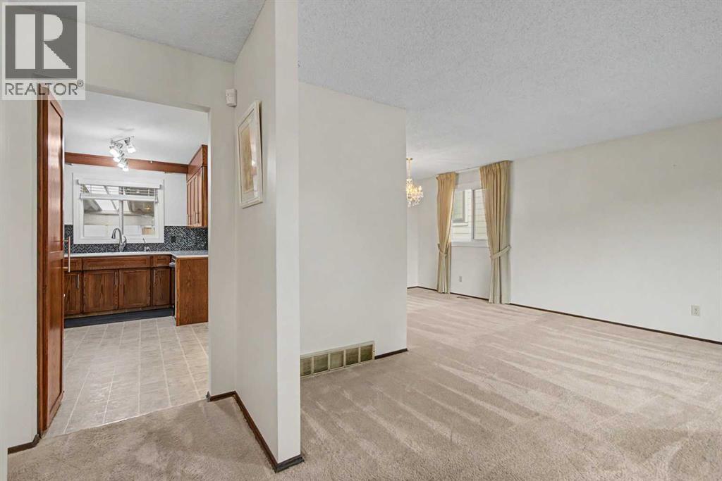 163 Lake Sylvan Close SE, Bonavista Downs, Calgary photo 2