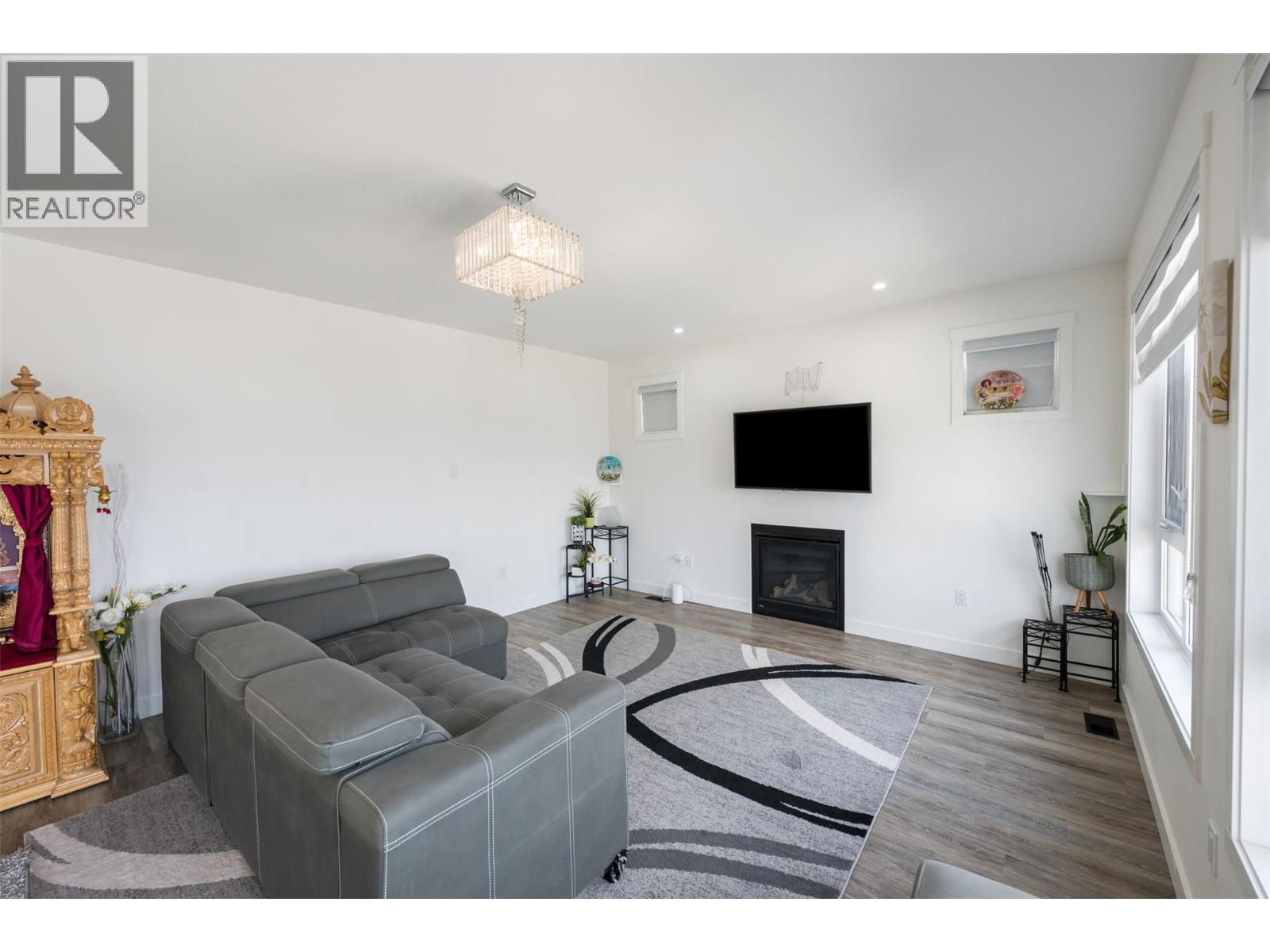 1076 SYER Road - 35