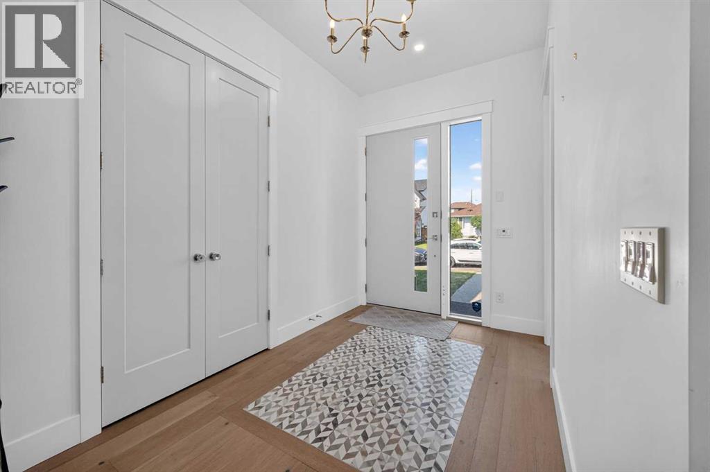 1704 26A Street SW, Shaganappi, Calgary photo 2
