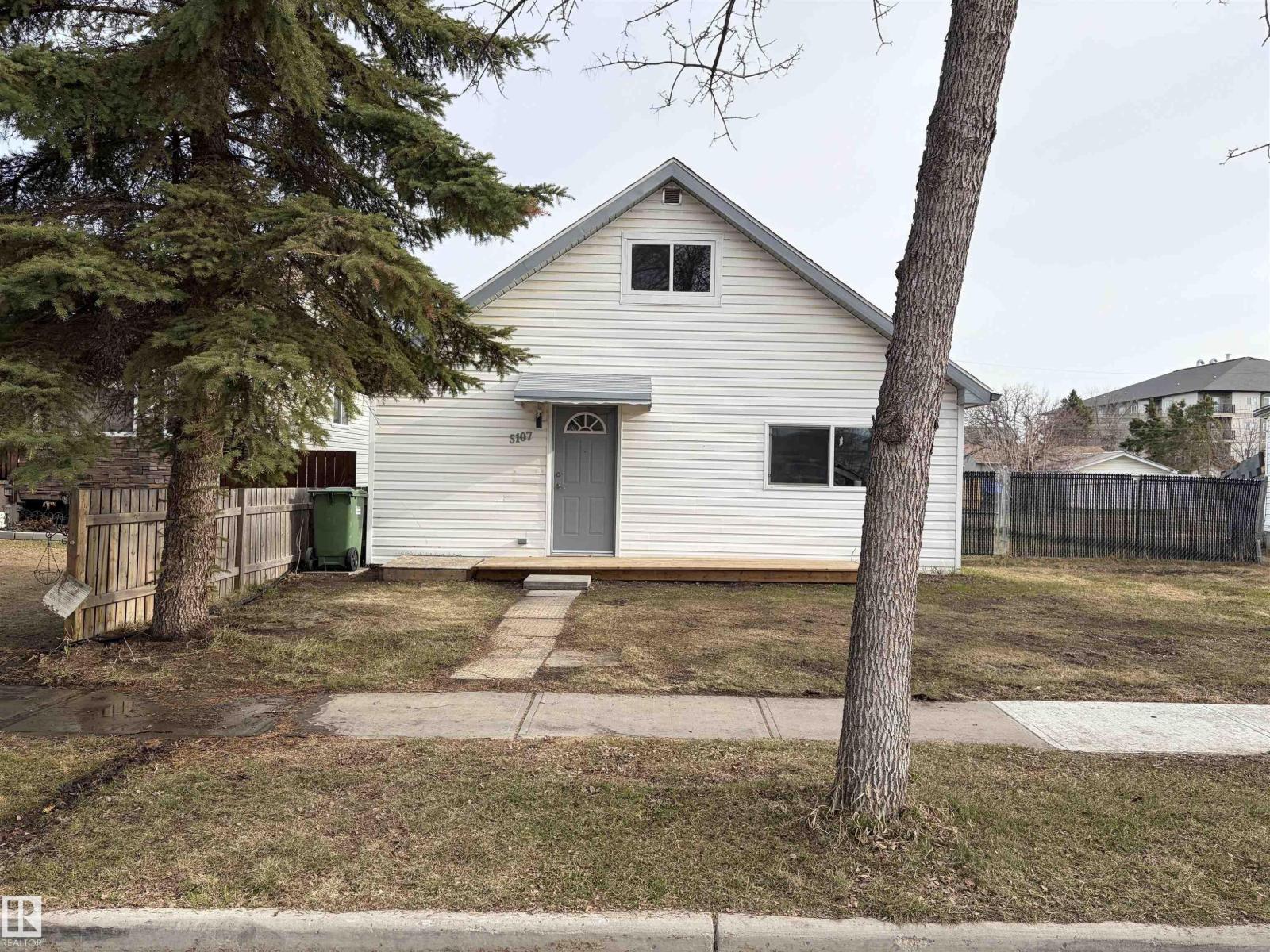 5107 52 Ave - 1