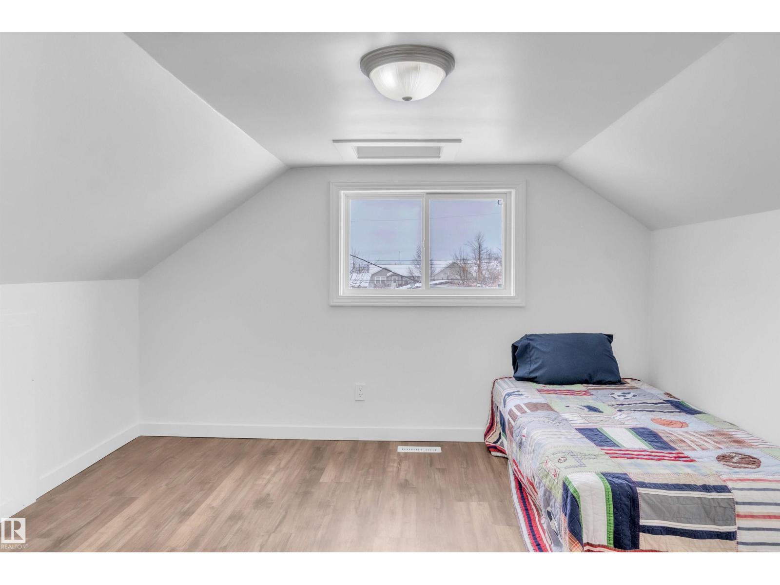 5107 52 Ave - 13