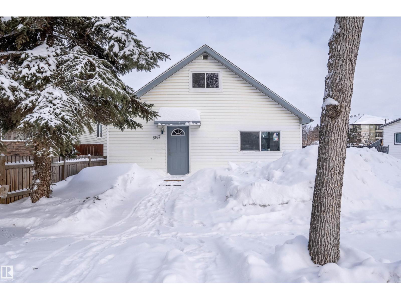 5107 52 Ave - 2