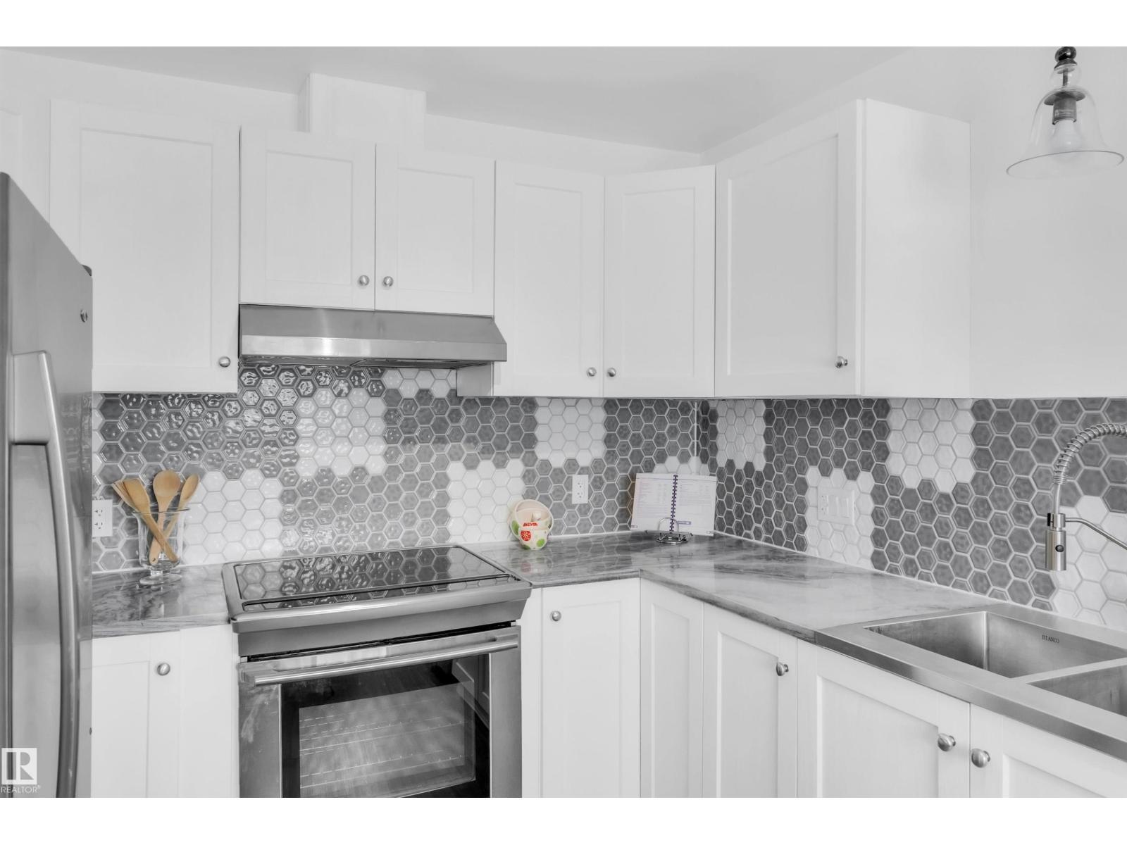 5107 52 Ave - 3