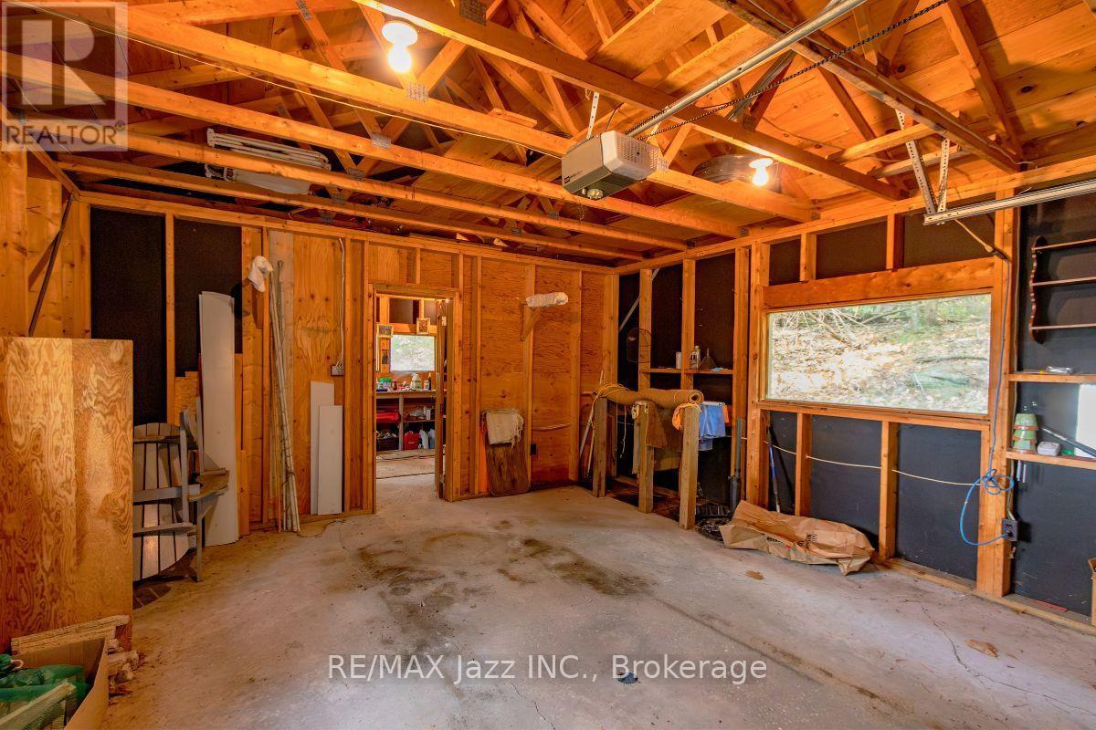 1022 TWO DOGS LANE - 32
