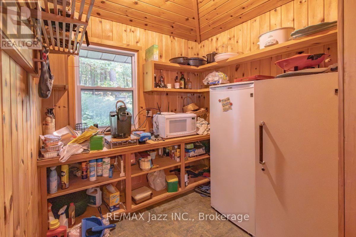 1022 TWO DOGS LANE - Image 9