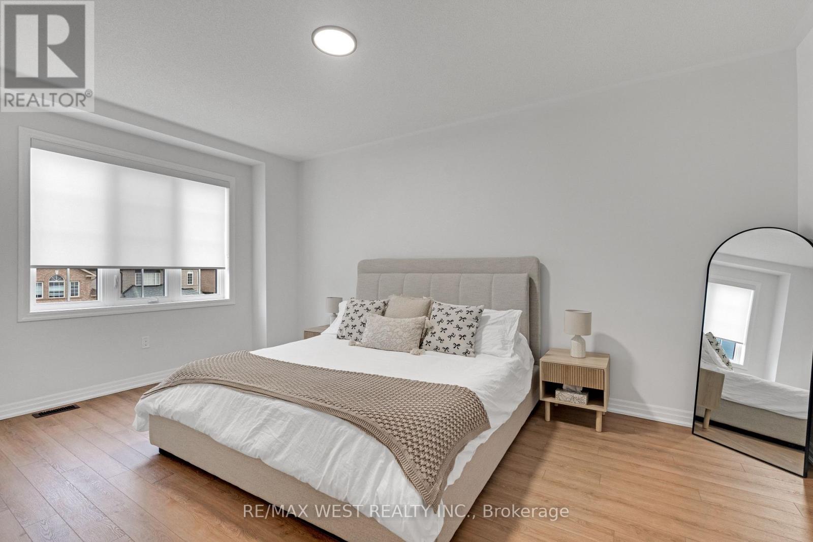 24 HANTON CRESCENT - 32