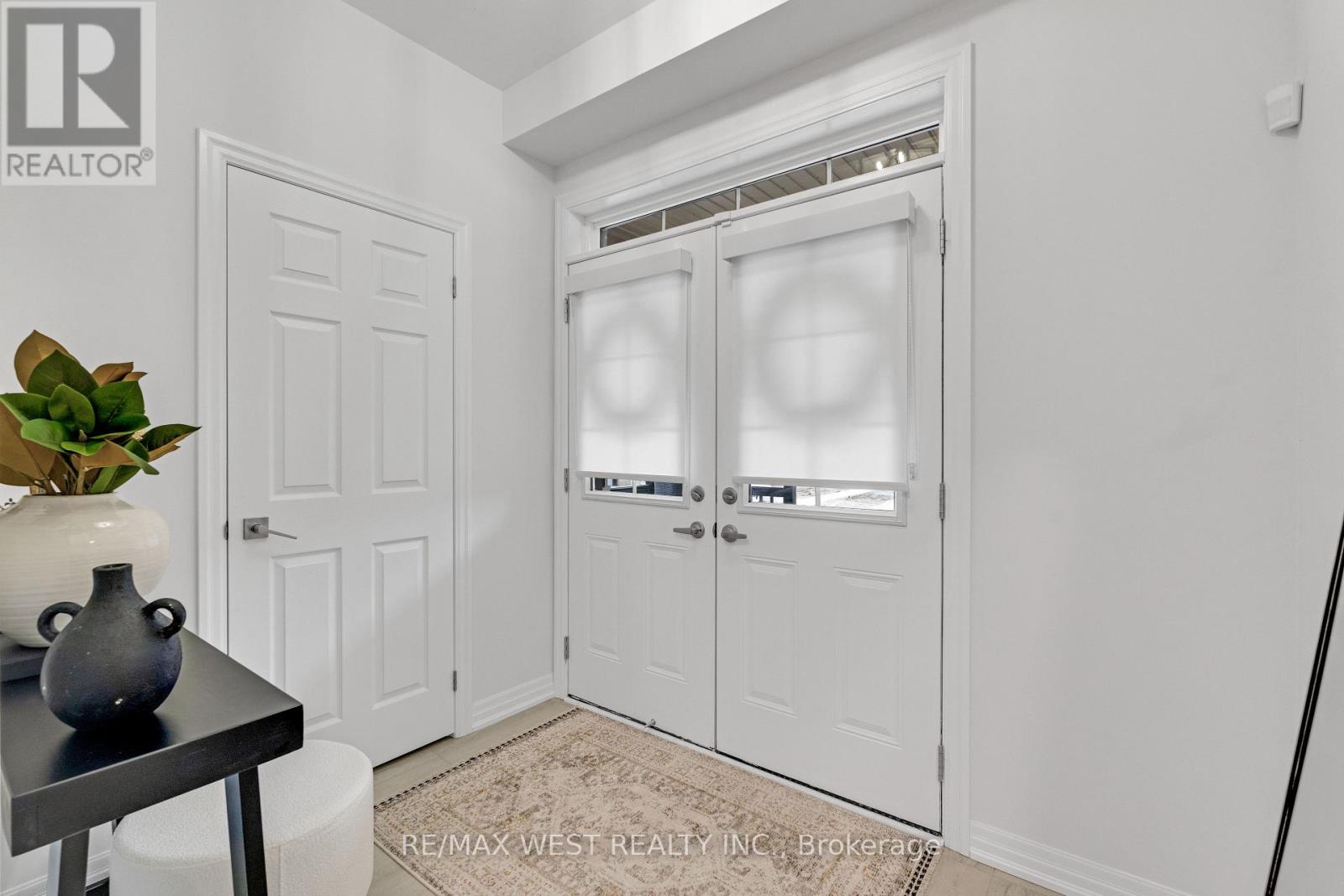 24 HANTON CRESCENT - 4