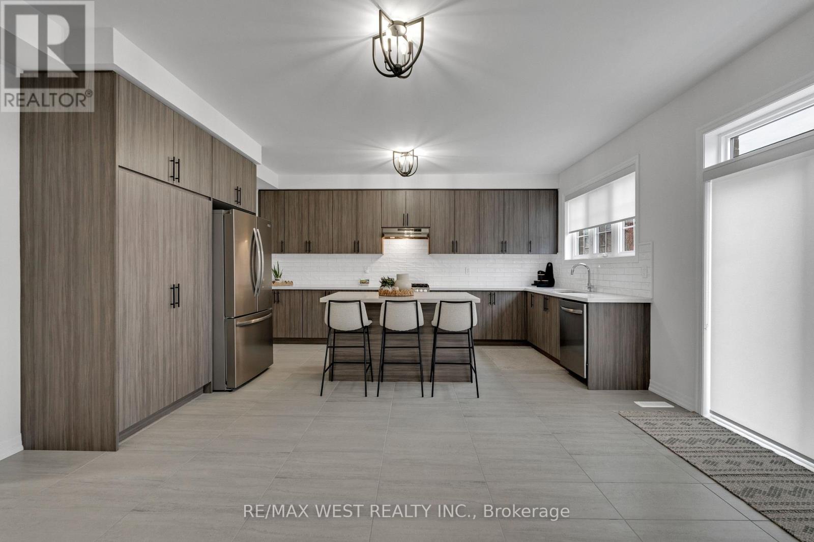 24 HANTON CRESCENT - 9