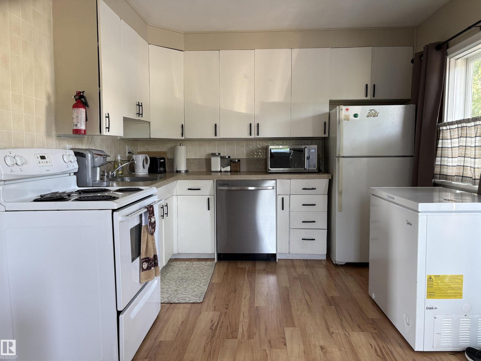 4901 53 AV - Image 4