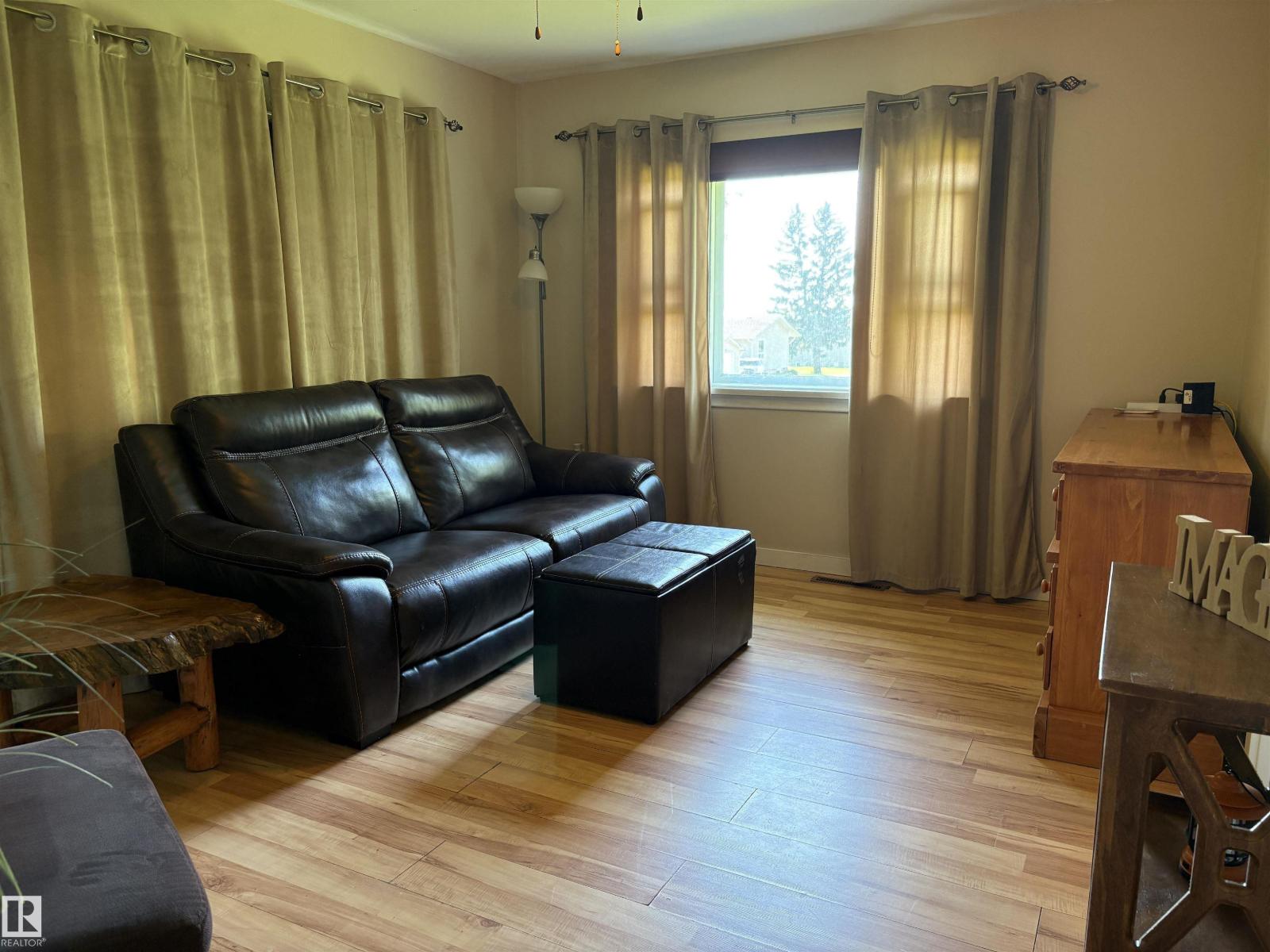 4901 53 AV - Image 7
