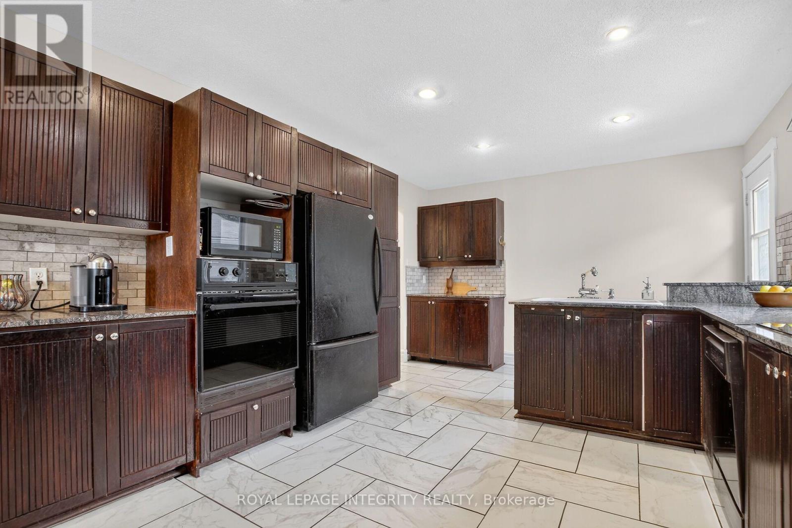 333 CHARRON STREET - Image 11