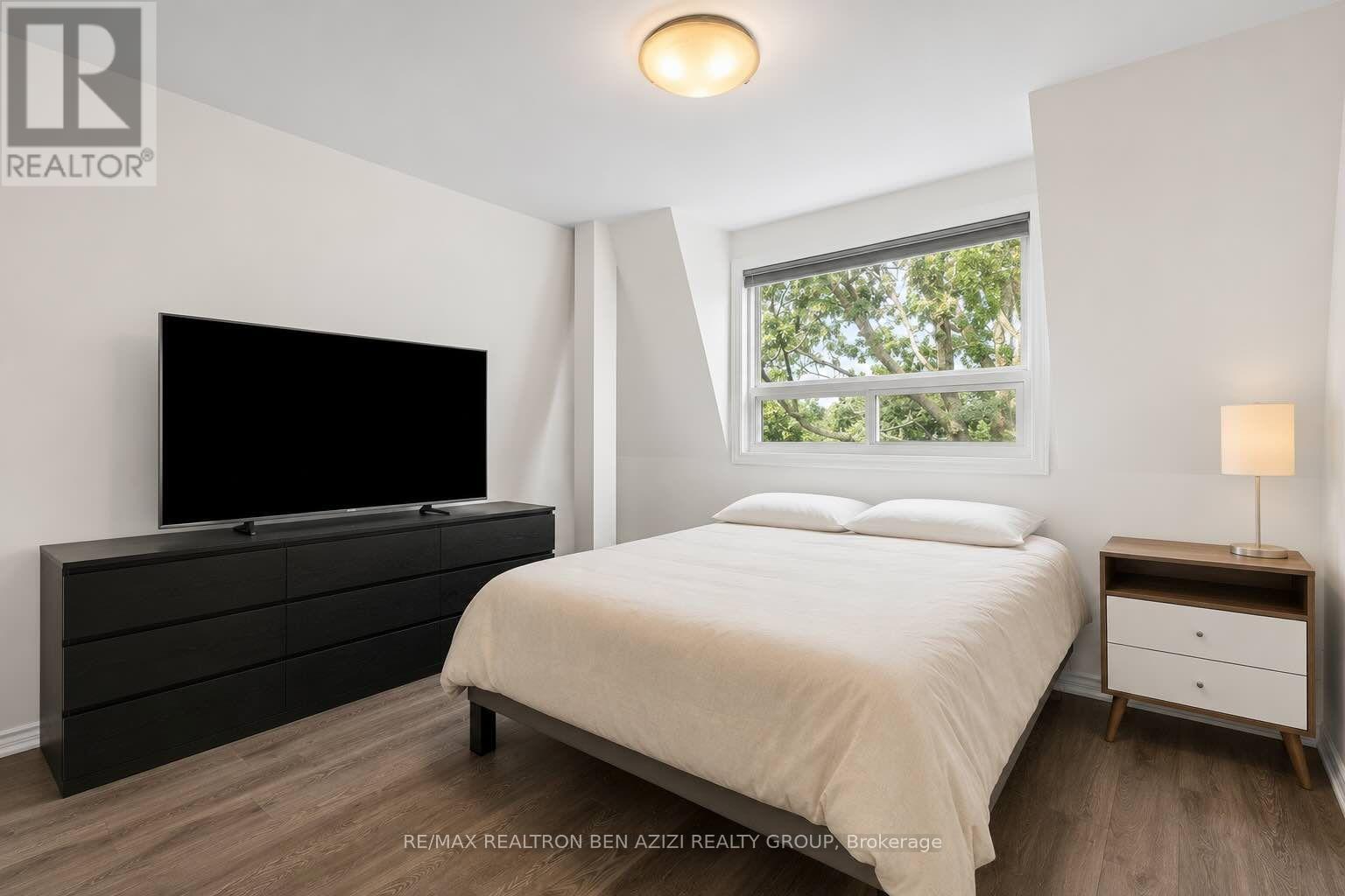 304 ROSELAWN AVENUE - 25