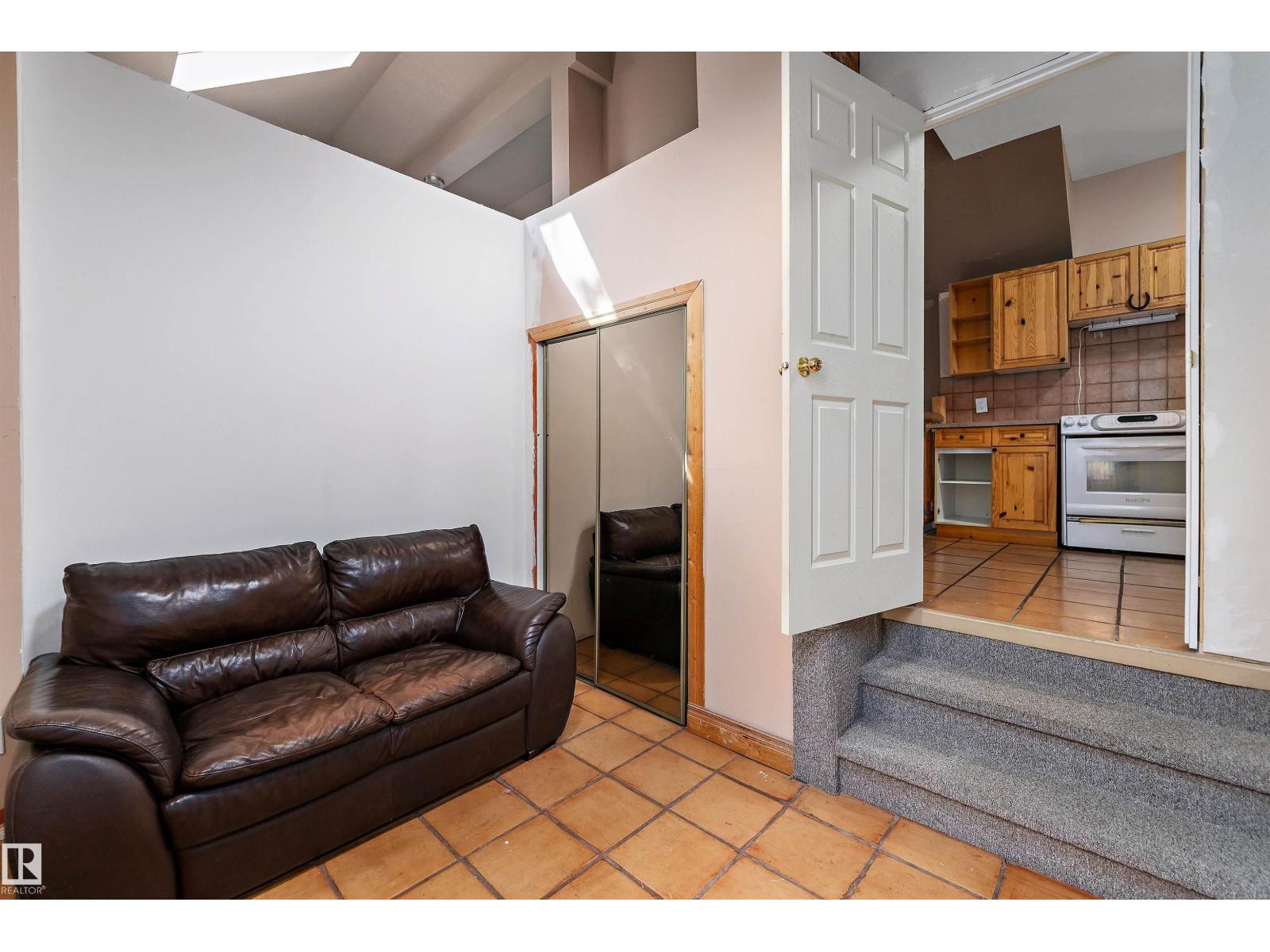 11253 89 ST NW - 10