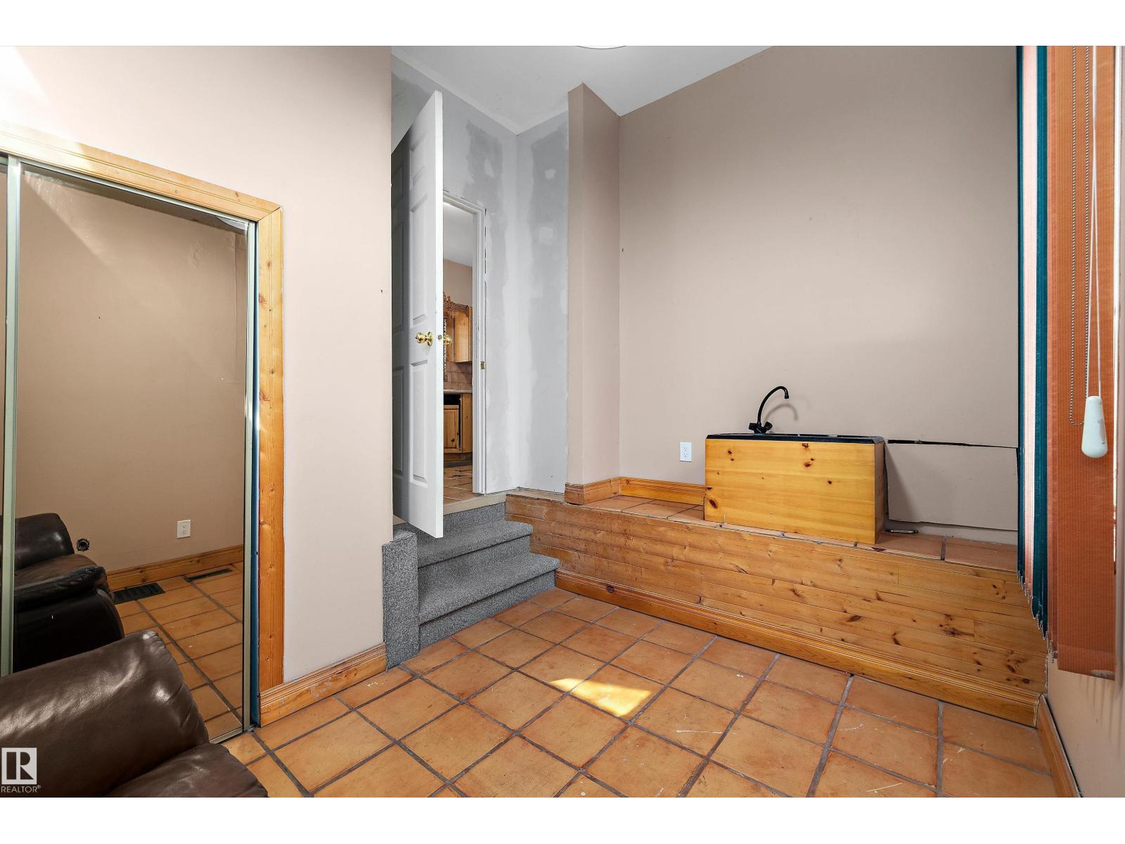 11253 89 ST NW - 11