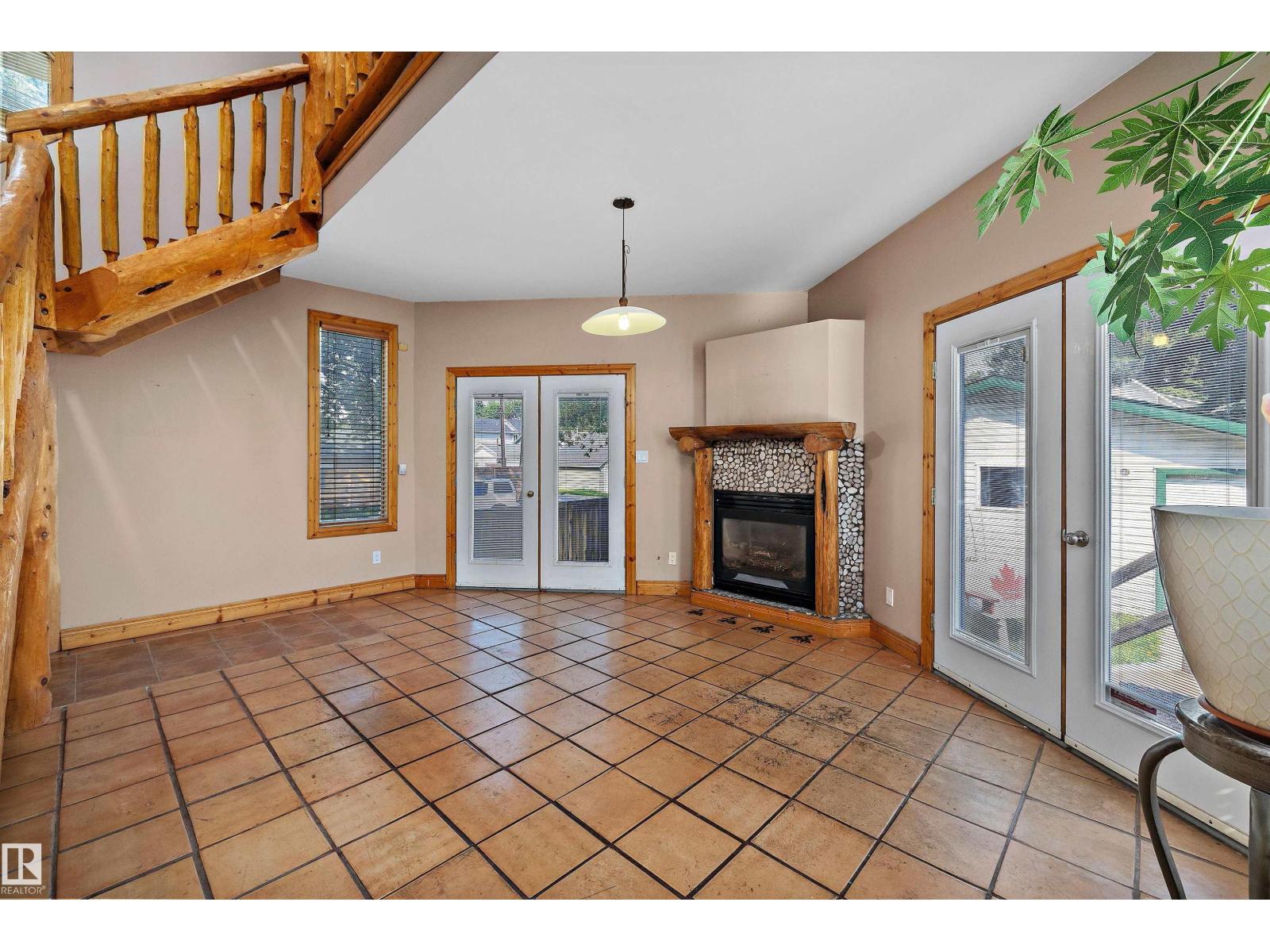 11253 89 ST NW - 16