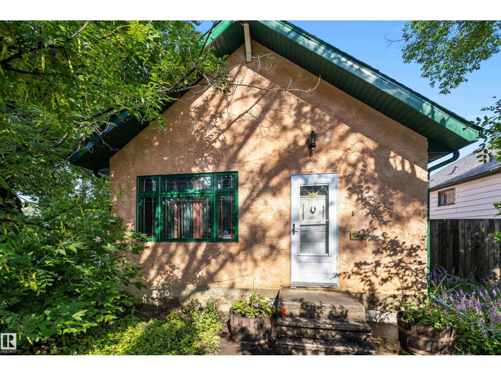 11253 89 ST NW, Parkdale (Edmonton), Edmonton photo 2