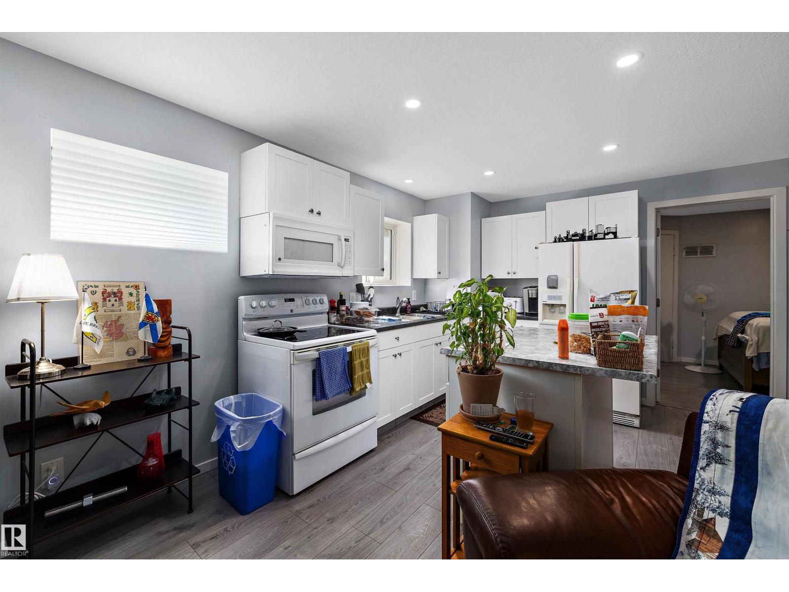 11253 89 ST NW - 34