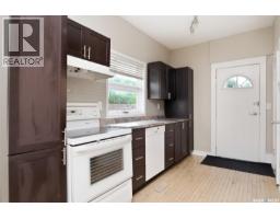 Enclosed porch - 3621 Dewdney Avenue, Regina, SK S4T0Z6 Photo 6