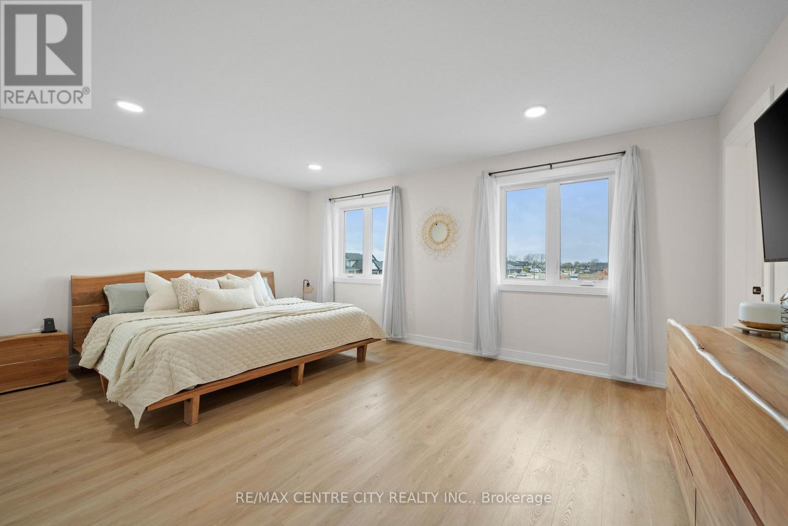76 STYLES DRIVE - Image 17