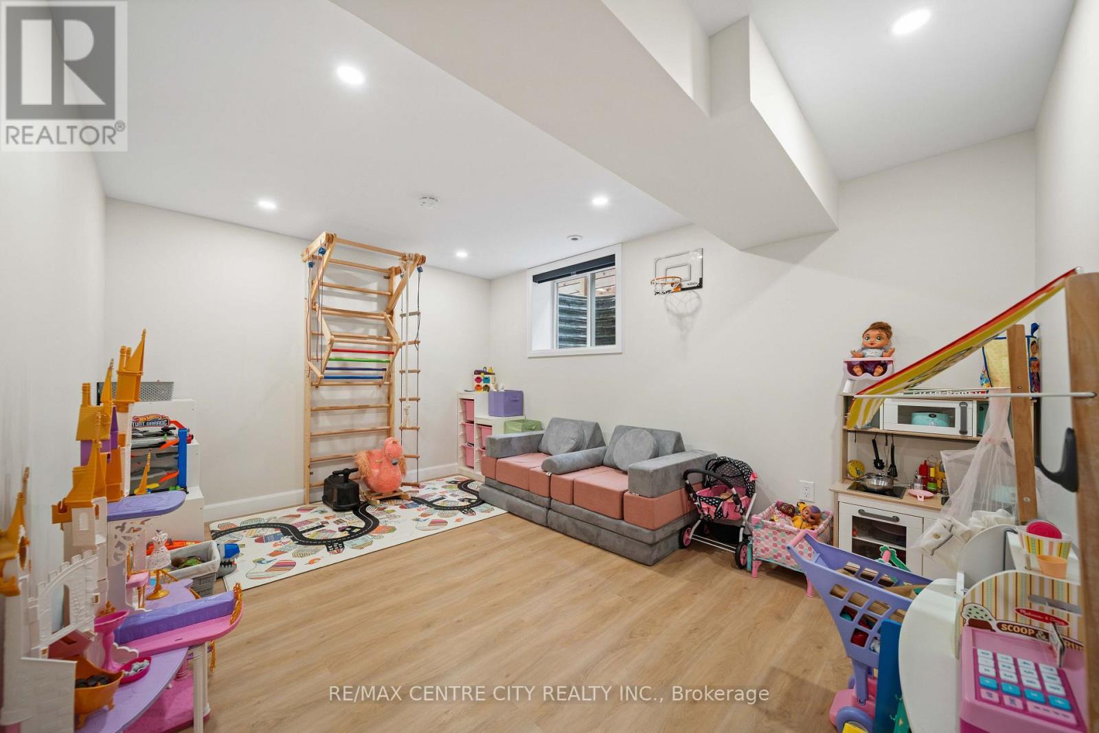 76 STYLES DRIVE - Image 33