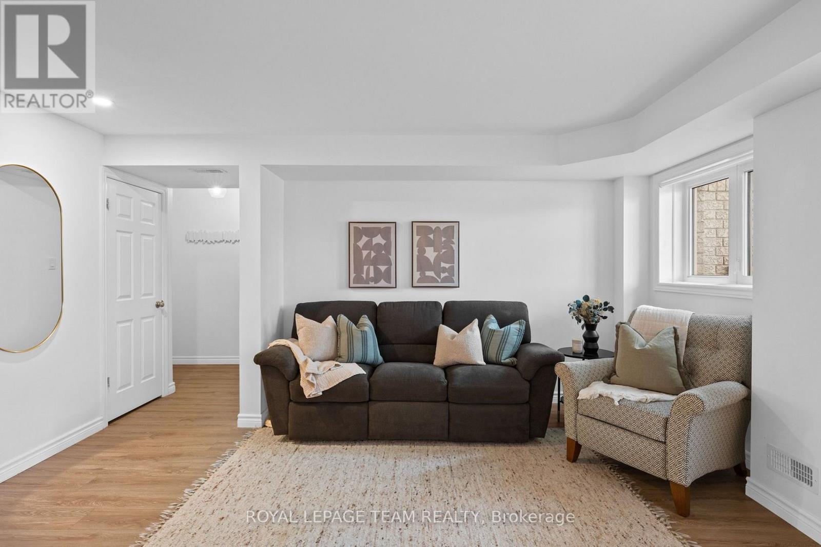 #2 313 CRESTHAVEN DRIVE - 17