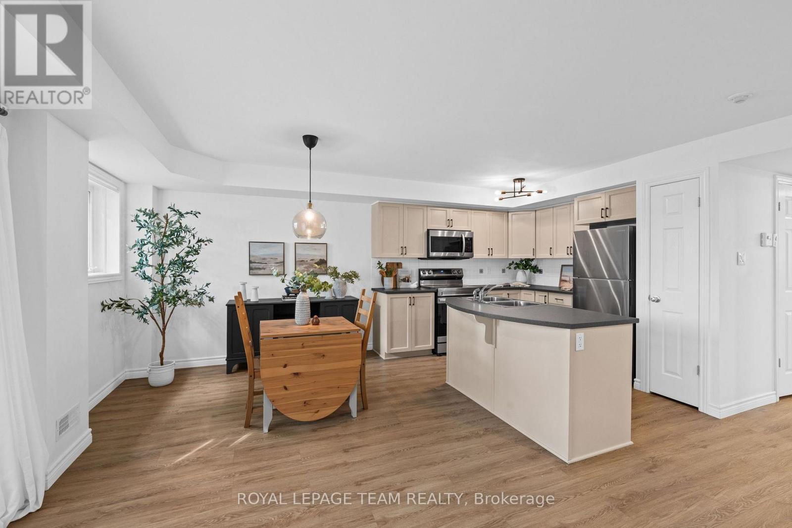 #2 313 CRESTHAVEN DRIVE - 18