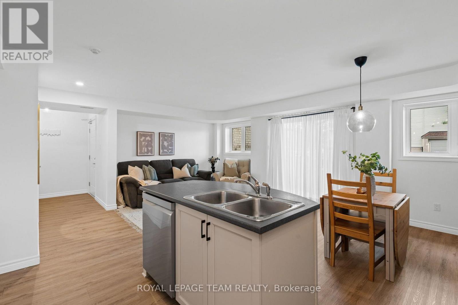 #2 313 CRESTHAVEN DRIVE - 21