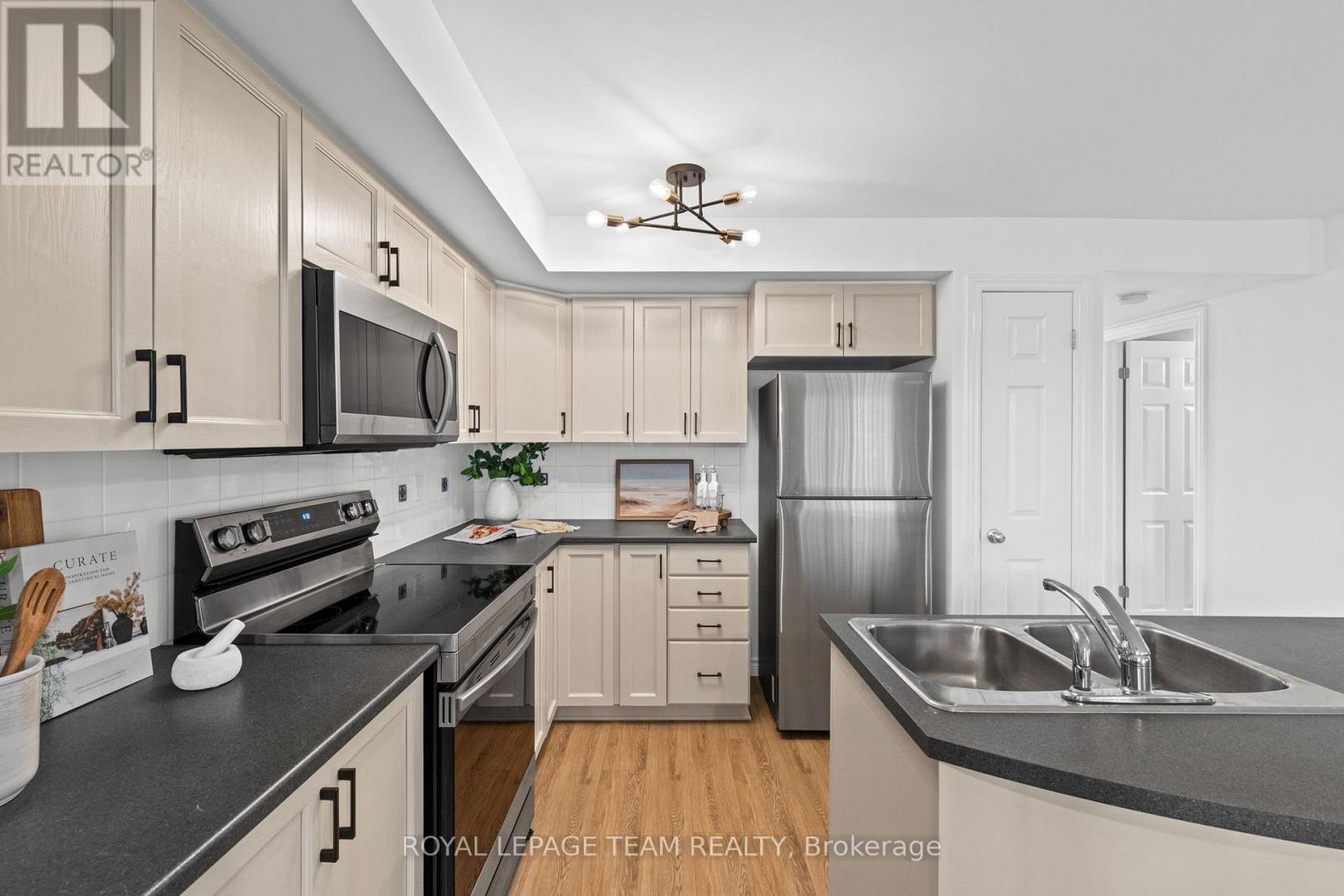 #2 313 CRESTHAVEN DRIVE - 22