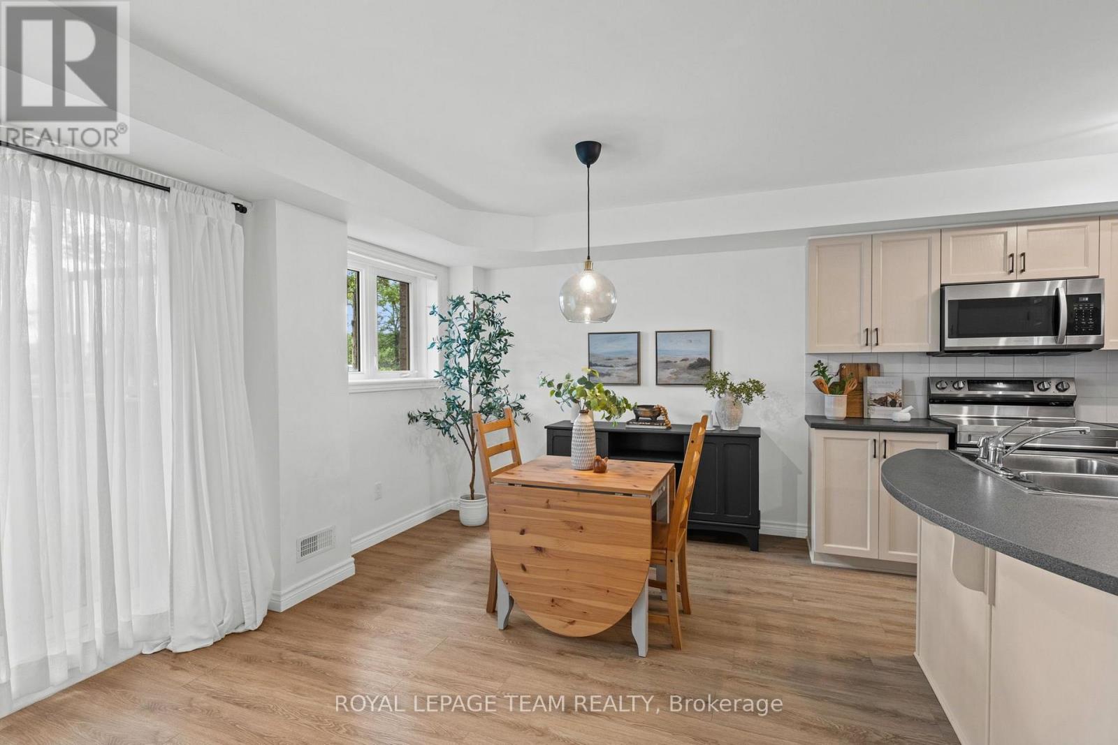 #2 313 CRESTHAVEN DRIVE - 23