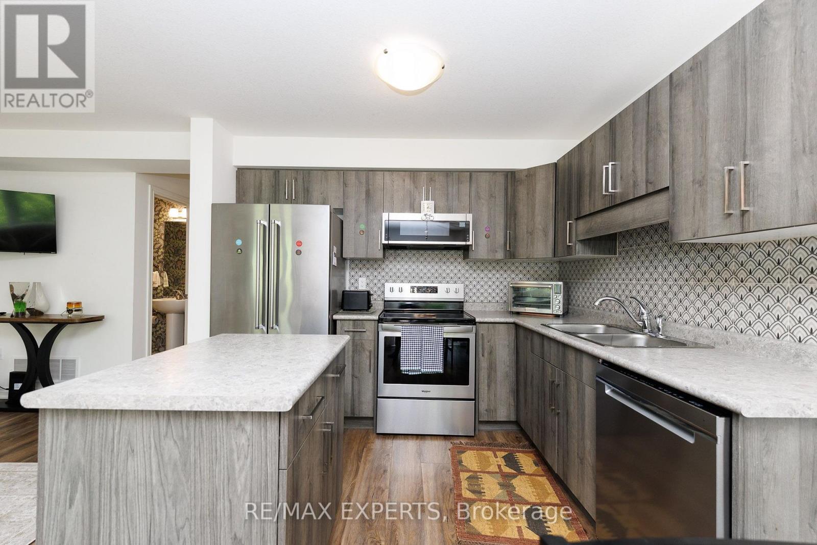 #7 340 PROSPECT POINT ROAD N - 11