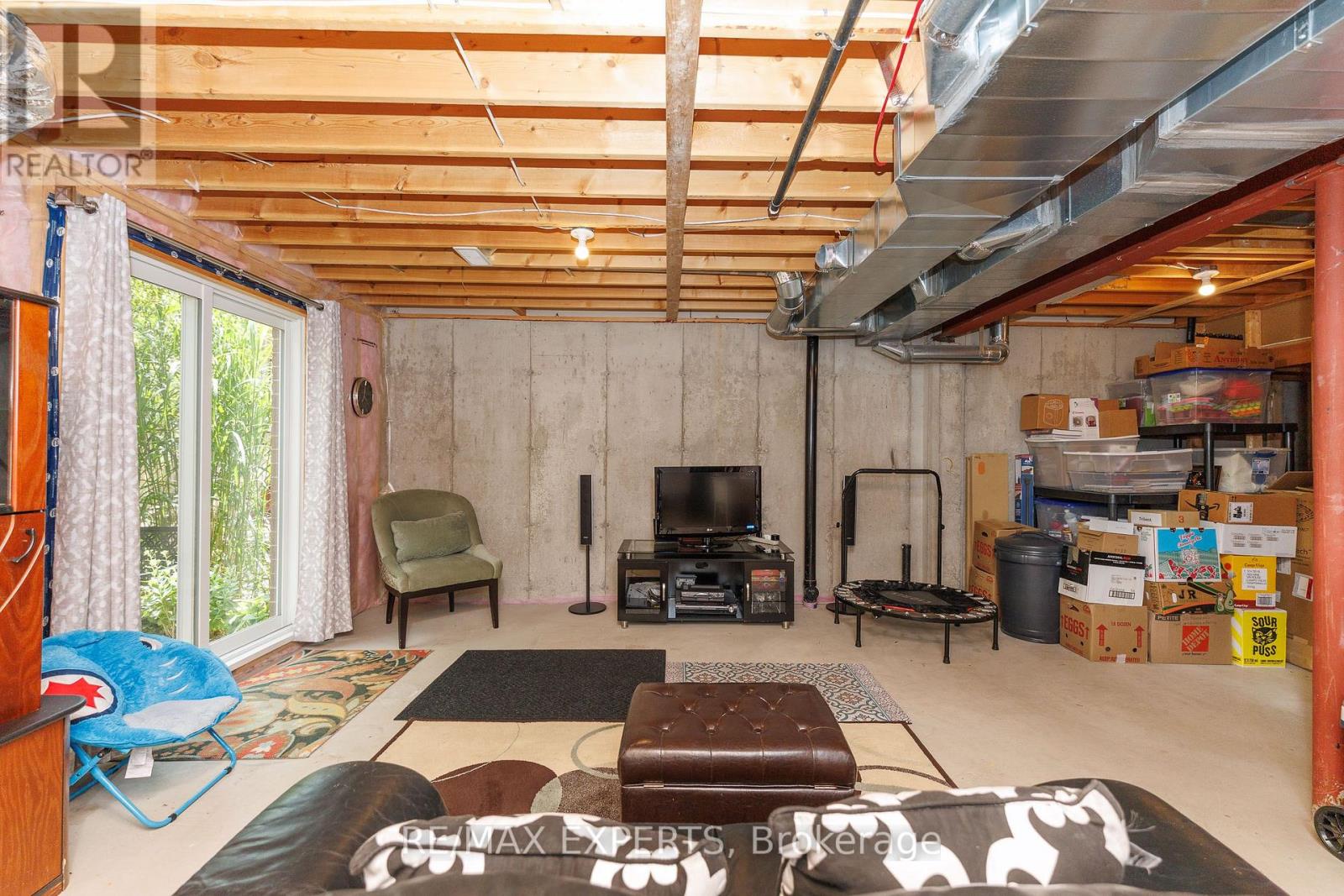 #7 340 PROSPECT POINT ROAD N - 27