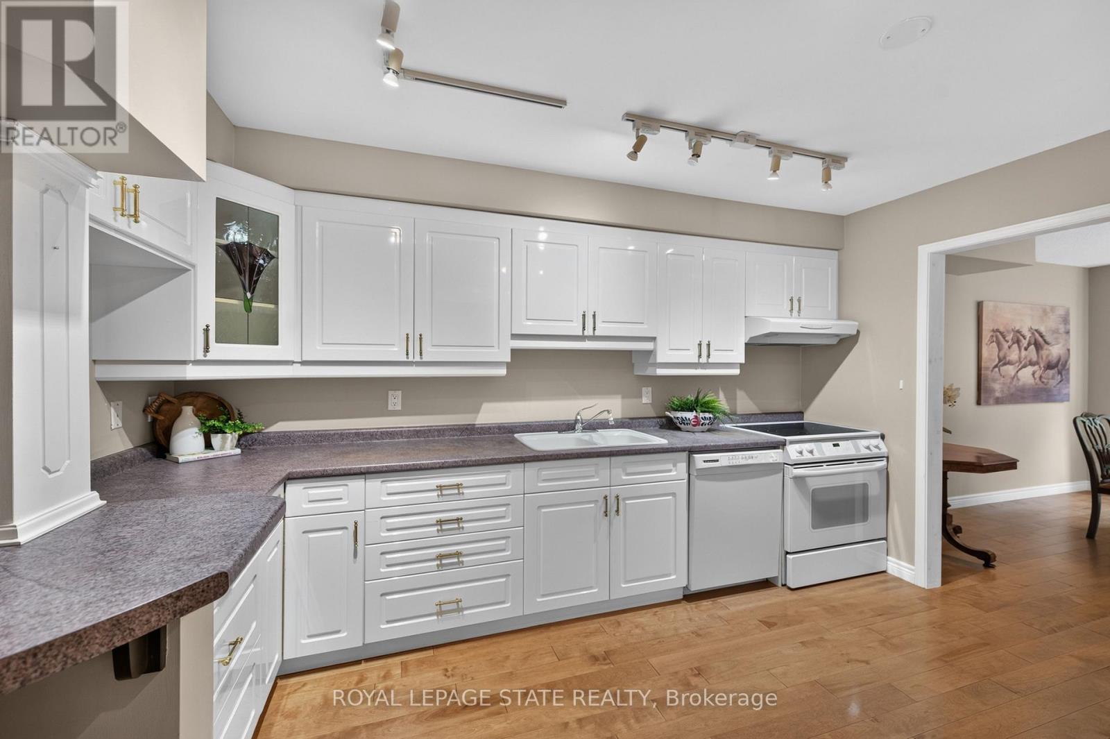 #11 151 MCNIVEN ROAD - 16