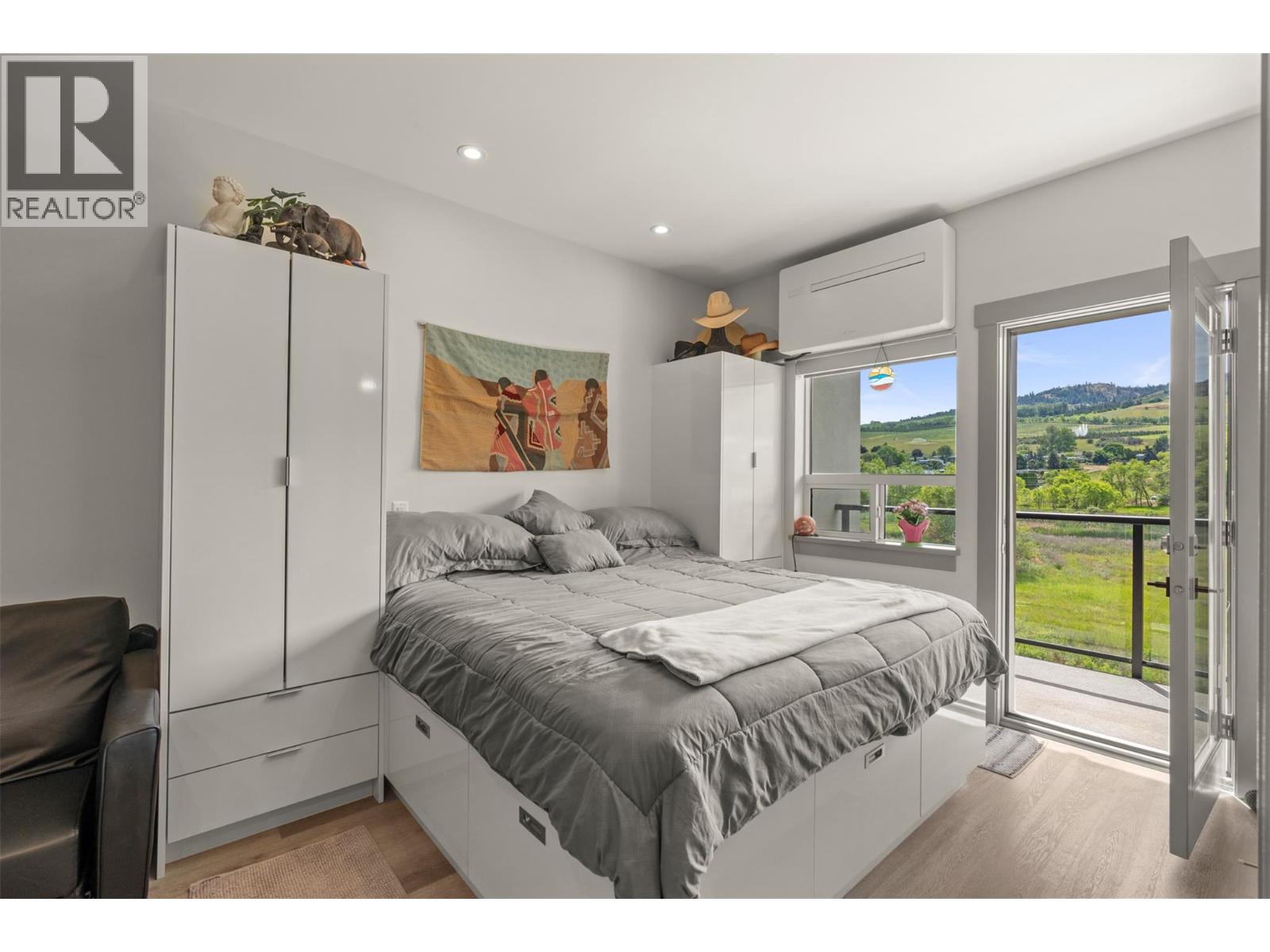 #303 2555 Lakeshore Road - 29