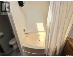 Enclosed porch - 27 Prairie Sun Court, Swift Current, SK S9H3X6 Photo 8