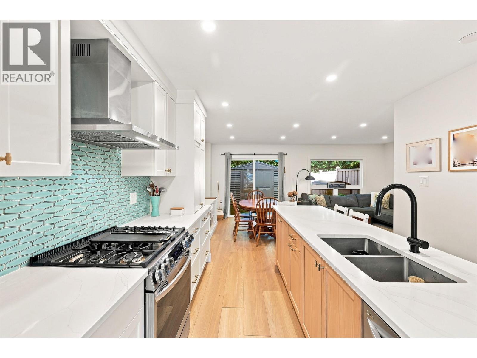 5 3046 COAST MERIDIAN ROAD — photo 2