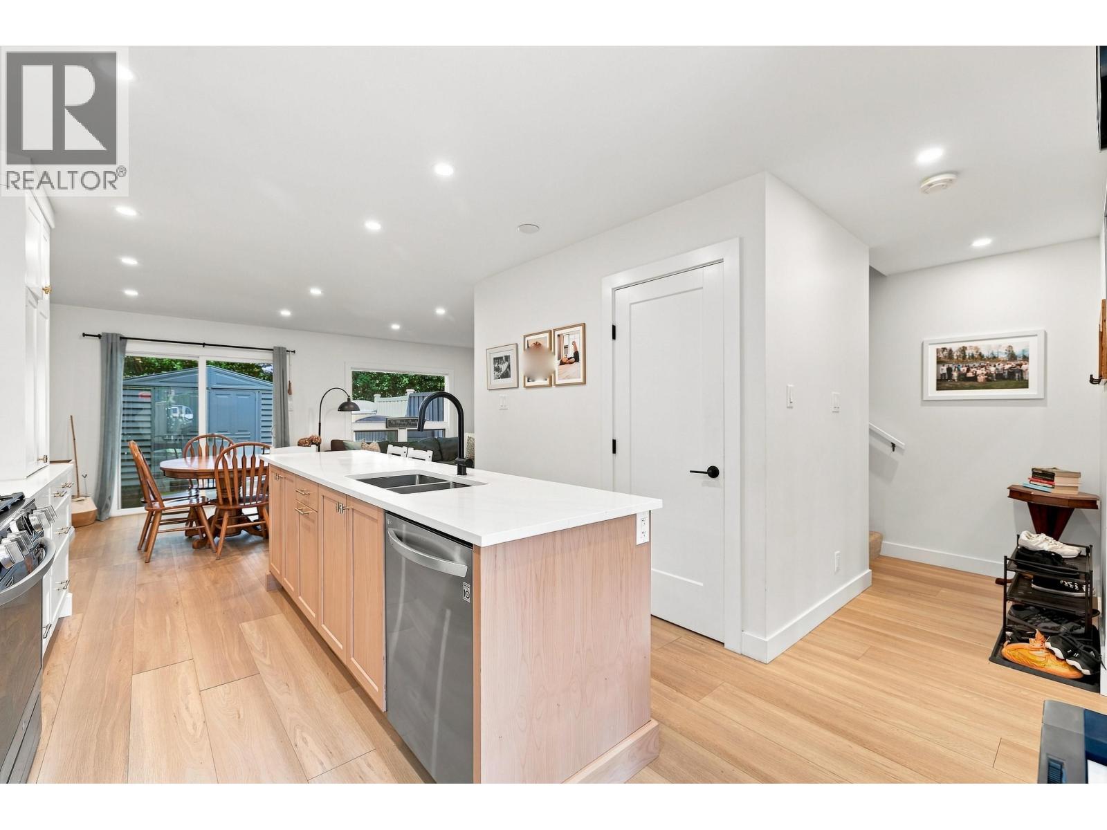 5 3046 COAST MERIDIAN ROAD — photo 4
