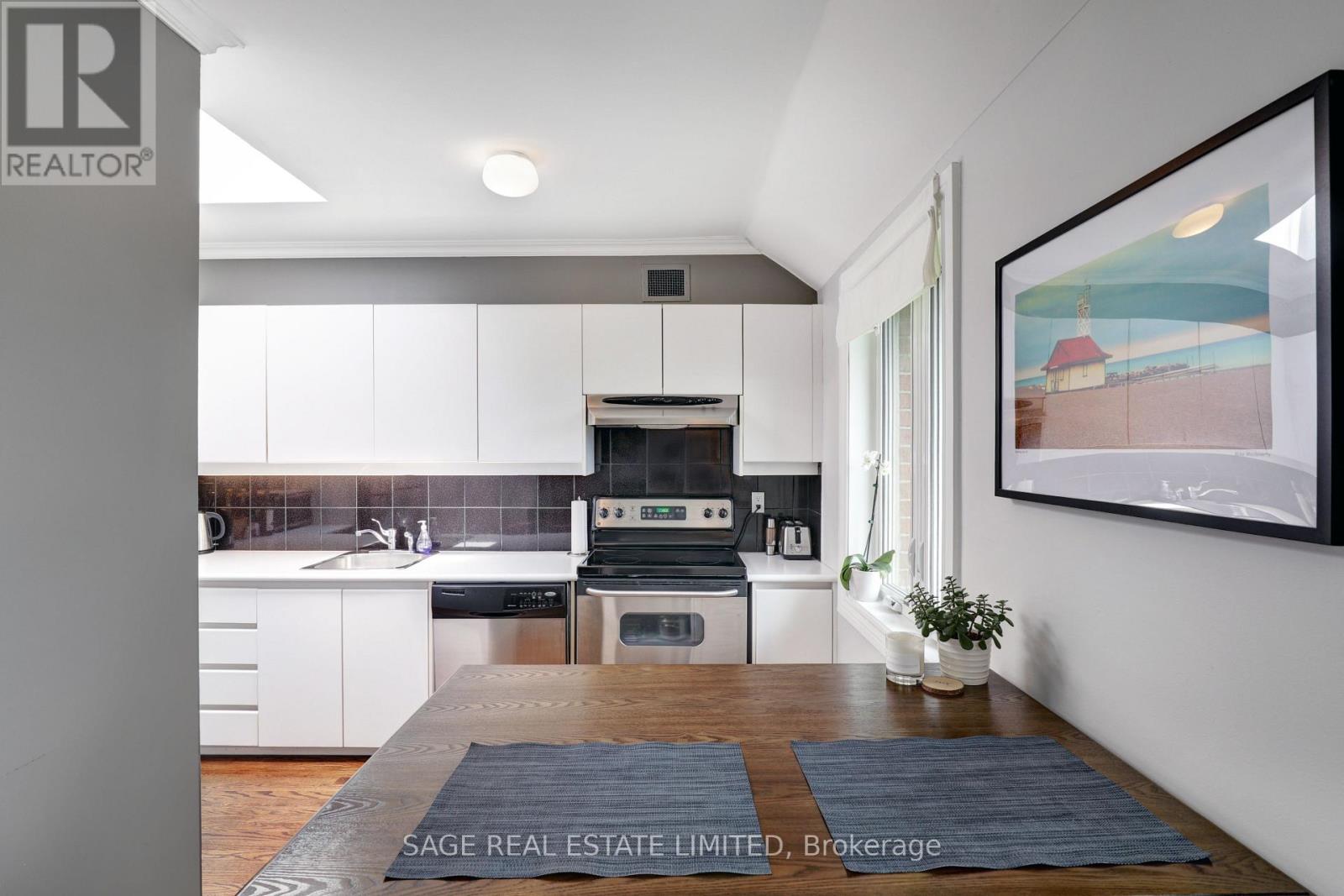 #301 60 KIPPENDAVIE AVENUE - 9