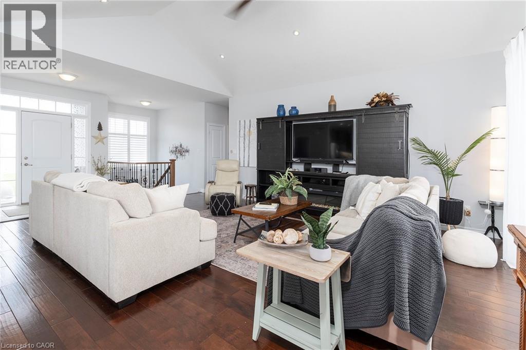 6 MACNEIL Court - 7