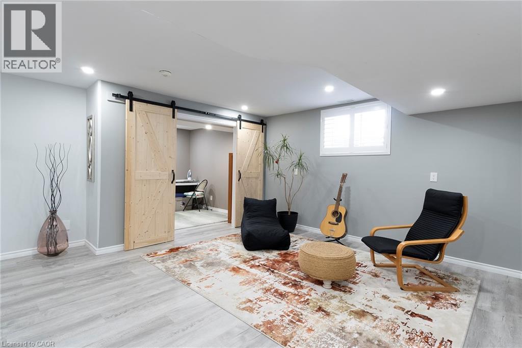 6 MACNEIL Court - 22
