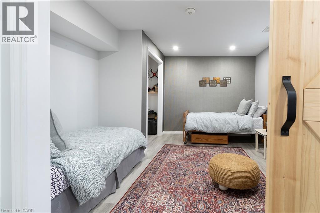 6 MACNEIL Court - 25