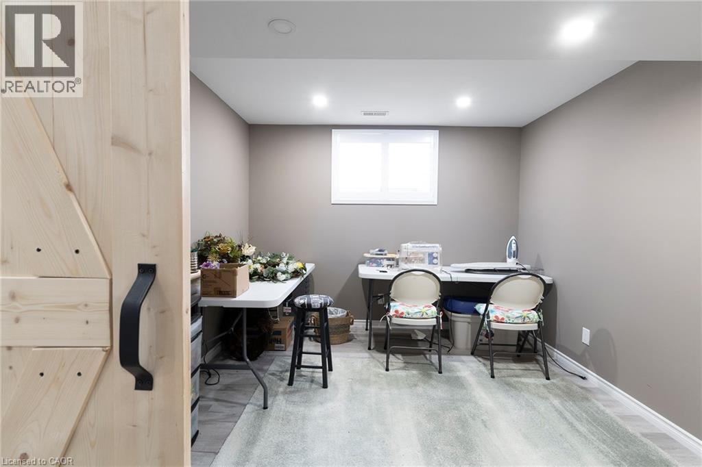 6 MACNEIL Court - 23
