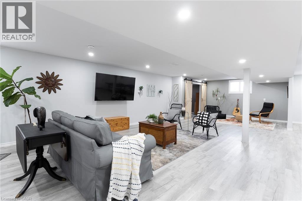 6 MACNEIL Court - 19